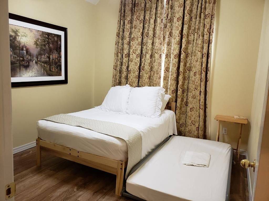 Zentral gelegen- 2 mi. von der Innenstadt Os mit abgeschirmter Veranda, voll ausgestattete Küche in Mississippi Gulf Coast