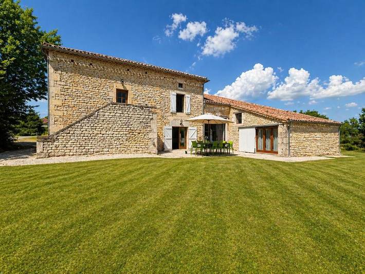 Location de vacances pour 9 personnes, avec vue ainsi que terrasse et jardin à Montdoumerc