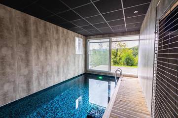 Gîte pour 4 personnes, avec jacuzzi et piscine ainsi que sauna et jardin à Saint-Cassin