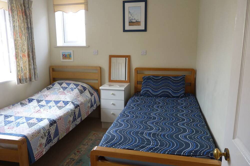 Lovely riverside  home  Free parking train station, shops, restaurants nearby in Littlehampton, West Sussex