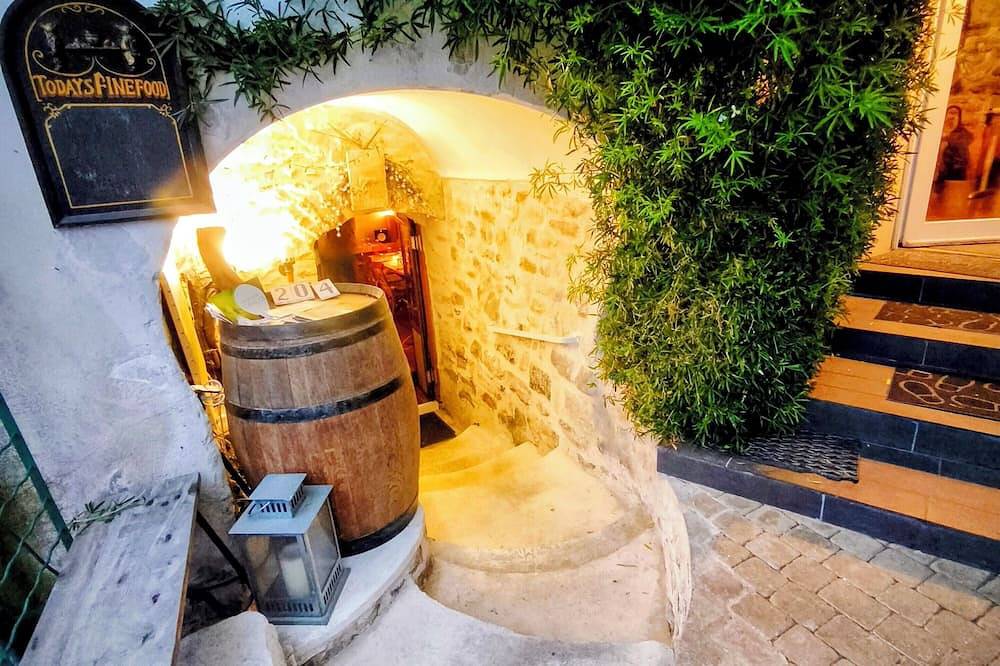 Le Roosevelt, B&B combined with Cave 204 in Château-Thierry, Aisne