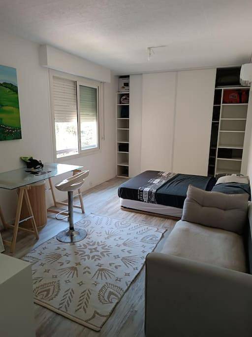 Appartement entier, Appartement dans immeuble de Ville in Saint-Laurent-du-Var, Côte méditerranéenne (France)