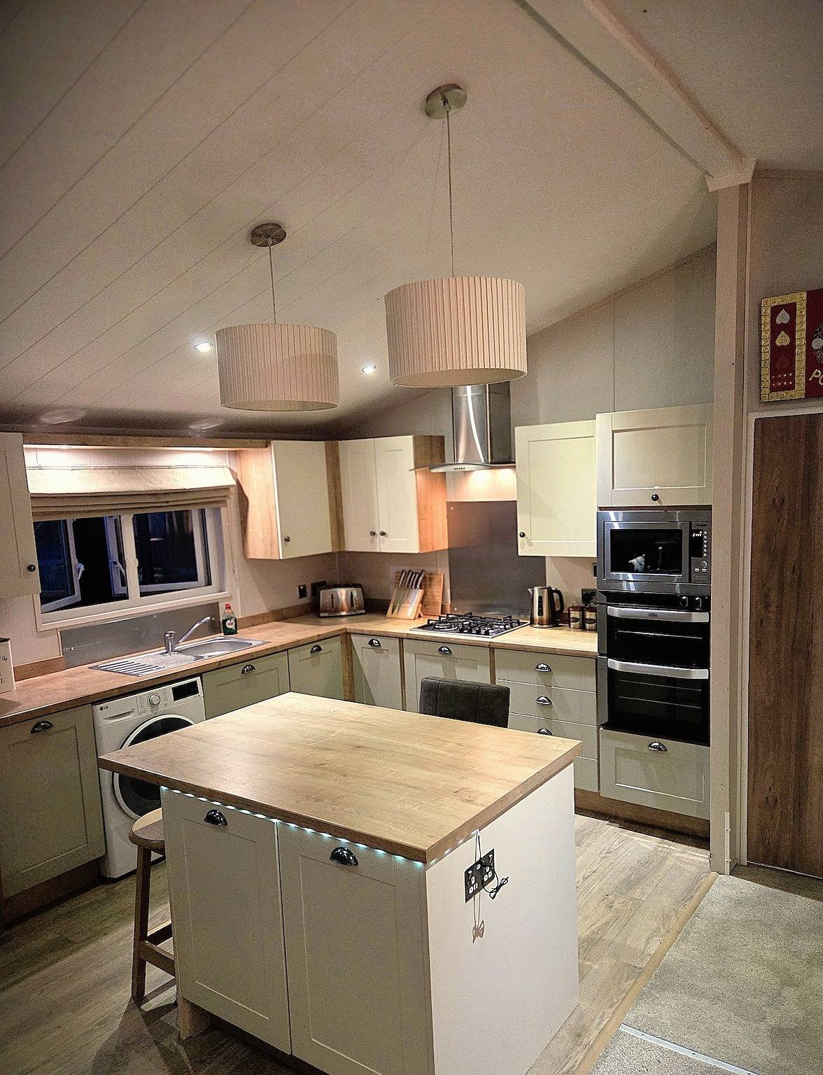Beautiful Lodge Sleeps 4 with Indoor Pool in Waveney District, The Broads