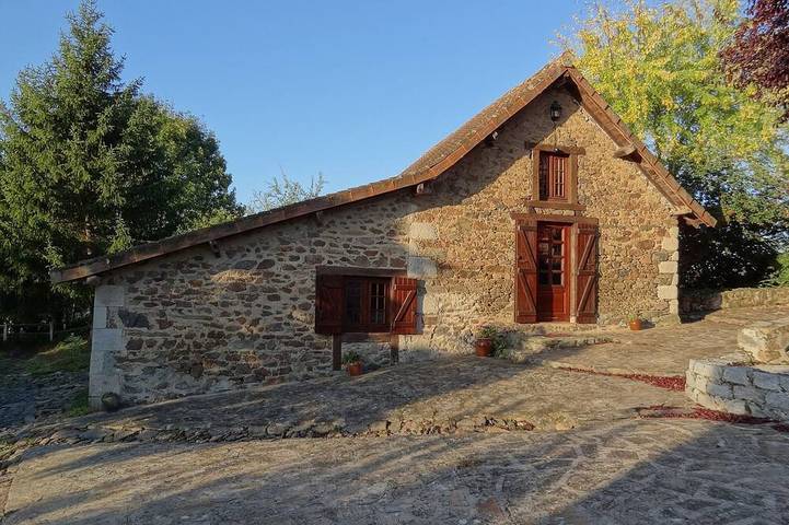 Gîte pour 2 personnes, avec terrasse et jardin, animaux acceptés à Saint-Hilaire-Bonneval