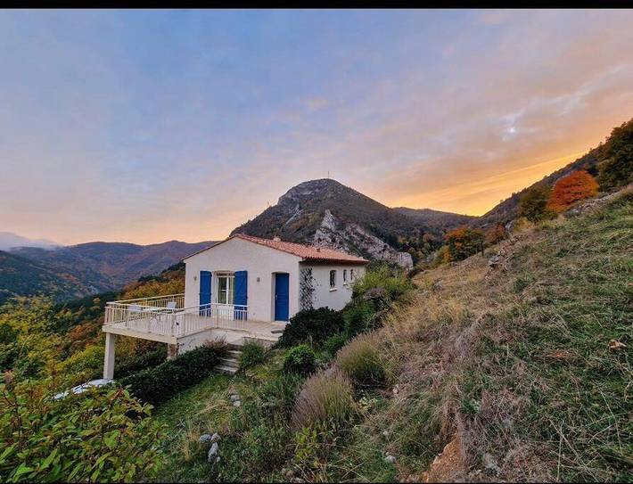 Location de vacances pour 4 personnes, avec vue et jardin dans Salvezines