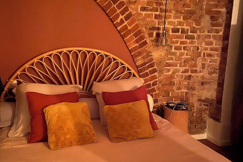 Mouline in a green setting and private swimming pool not overlooked in Lisle-sur-Tarn, Albi region