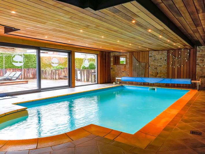 Location de vacances pour 24 personnes, avec jardin ainsi que piscine et terrasse dans Petit Coo