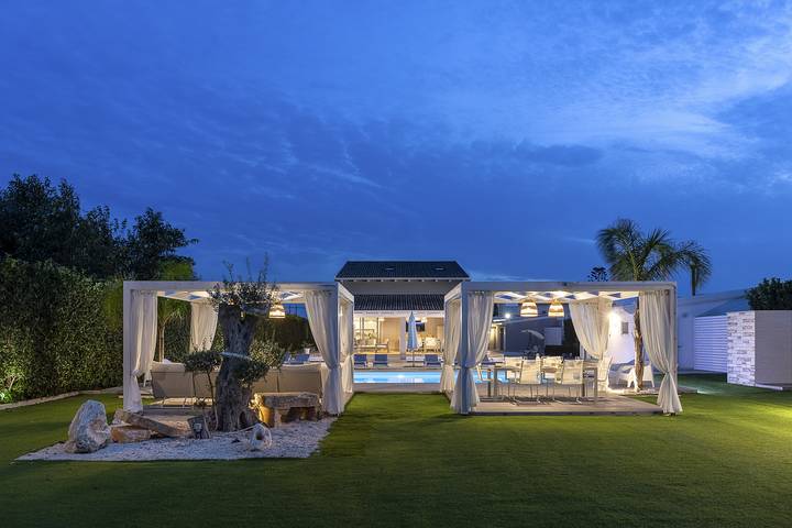 Villa per 11 persone, con idromassaggio e giardino in Santa Maria del Focallo