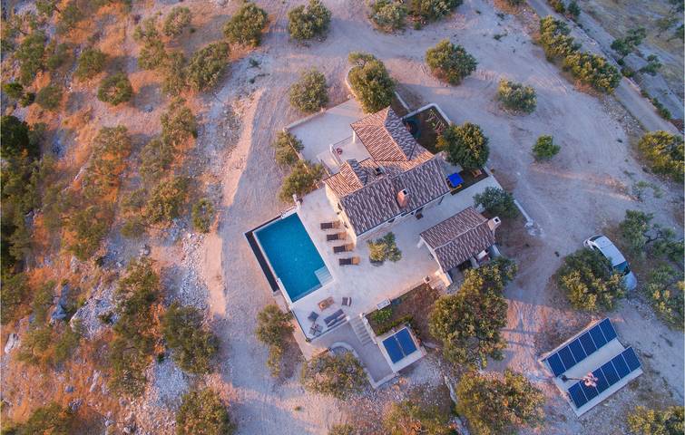 Gemütliche 2-Zimmer-Wohnung mit Pool und Terrasse, 2,5 km vom Strand entfernt in Dol (Postira), Postira