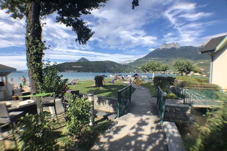 Location de vacances pour 4 personnes, avec terrasse et jardin à Duingt