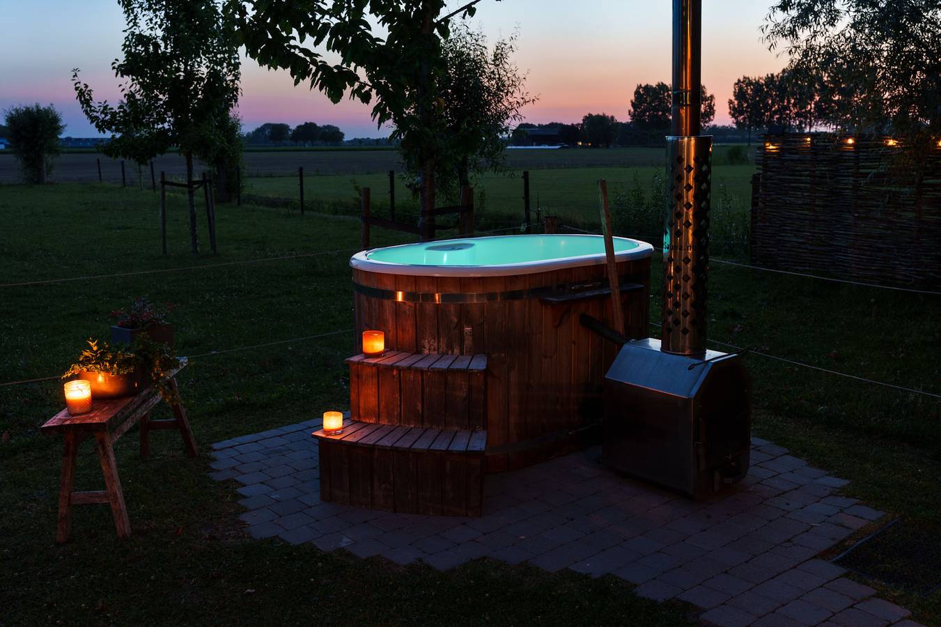 Stylish tiny house for 2 with hot tub in Uitwijk, near Gorinchem in North Brabant