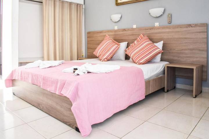 Location de vacances pour 3 personnes, avec vue ainsi que jardin et piscine à Faliráki - 4