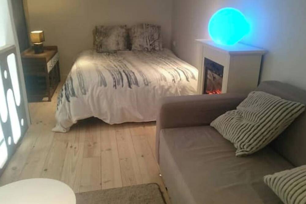 Apartamento entero, Self-contained studio with garden near the sea in Vergèze, Region de Nimes