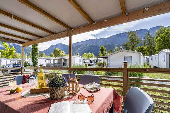 Camping pour 4 personnes, avec jardin ainsi que terrasse et piscine, animaux acceptés dans Bauges - 2