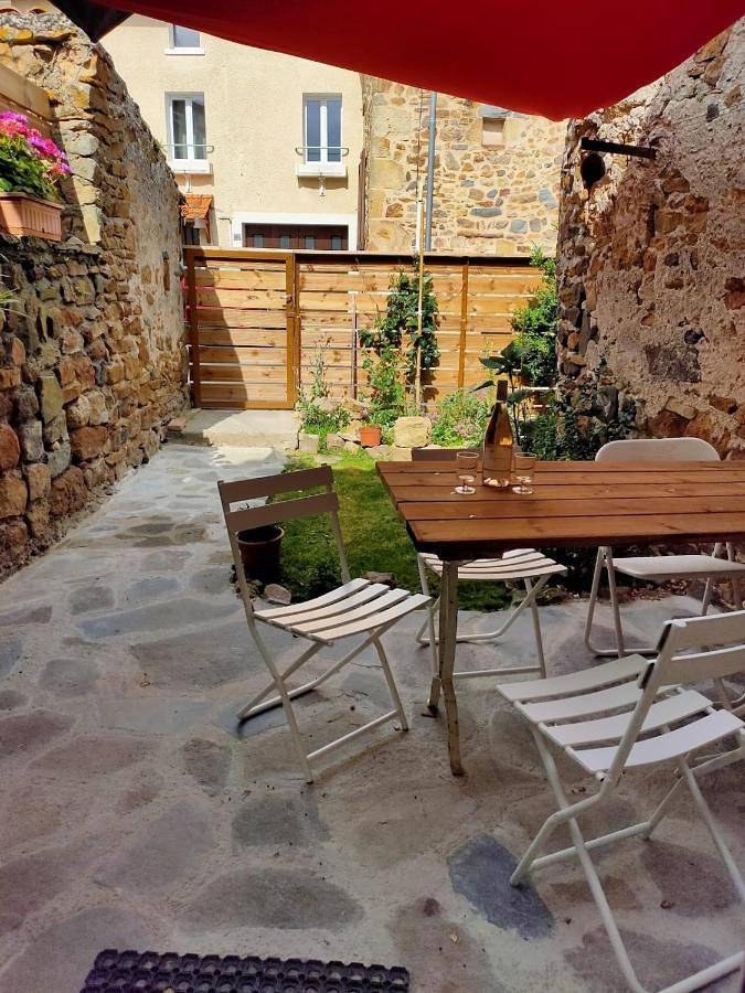 Location de vacances pour 5 personnes, avec vue et terrasse à Vic-le-Comte