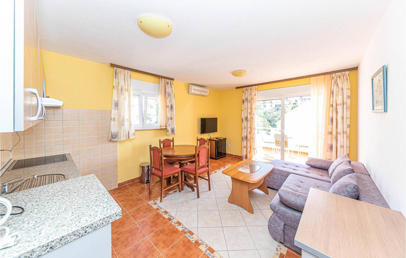 Geheel vakantieappartement, Toevluchtsoord aan zee: gezellig appartement met terras en wifi, op 600 meter van het strand van Uvala Bočići in Okrug Gornji, Čiovo