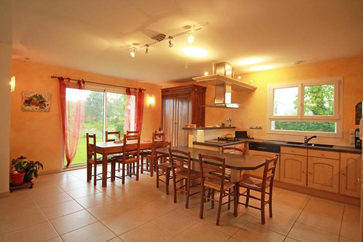 Gîte pour 4 personnes, avec terrasse et piscine ainsi que jacuzzi et jardin à Arnac-la-Poste - 4