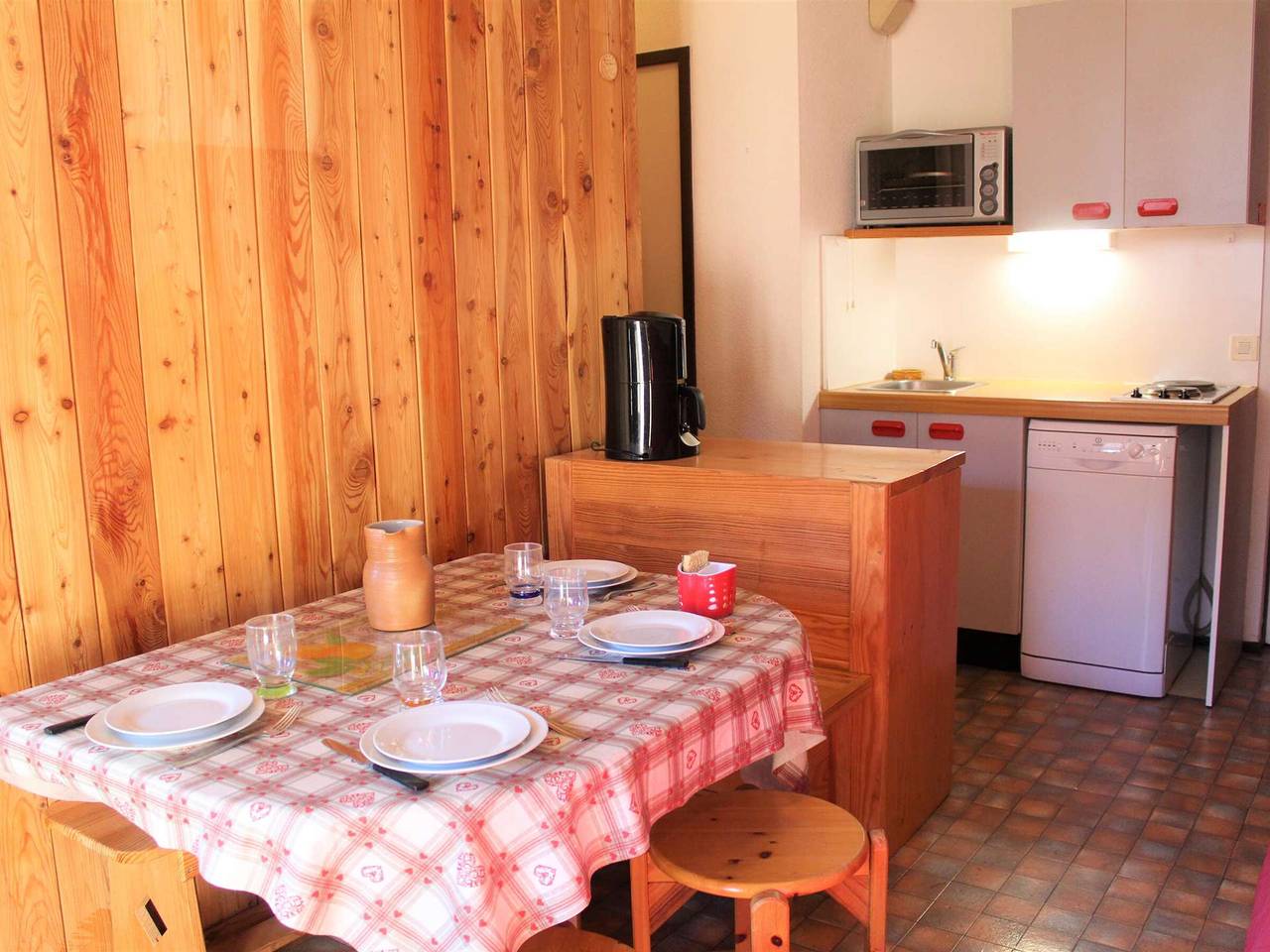 Appartement entier, Studio cosy à Vars Sainte Marie, 4 couchages, balcon sud, à 300m des pistes et commerces in Vars (station de ski), Vars
