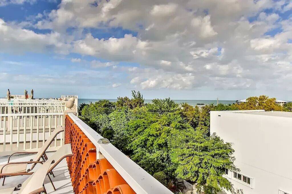 Stunning Panoramic rooftop views from this gulf side Tuscan style Villa! in Marathon, Monroe County