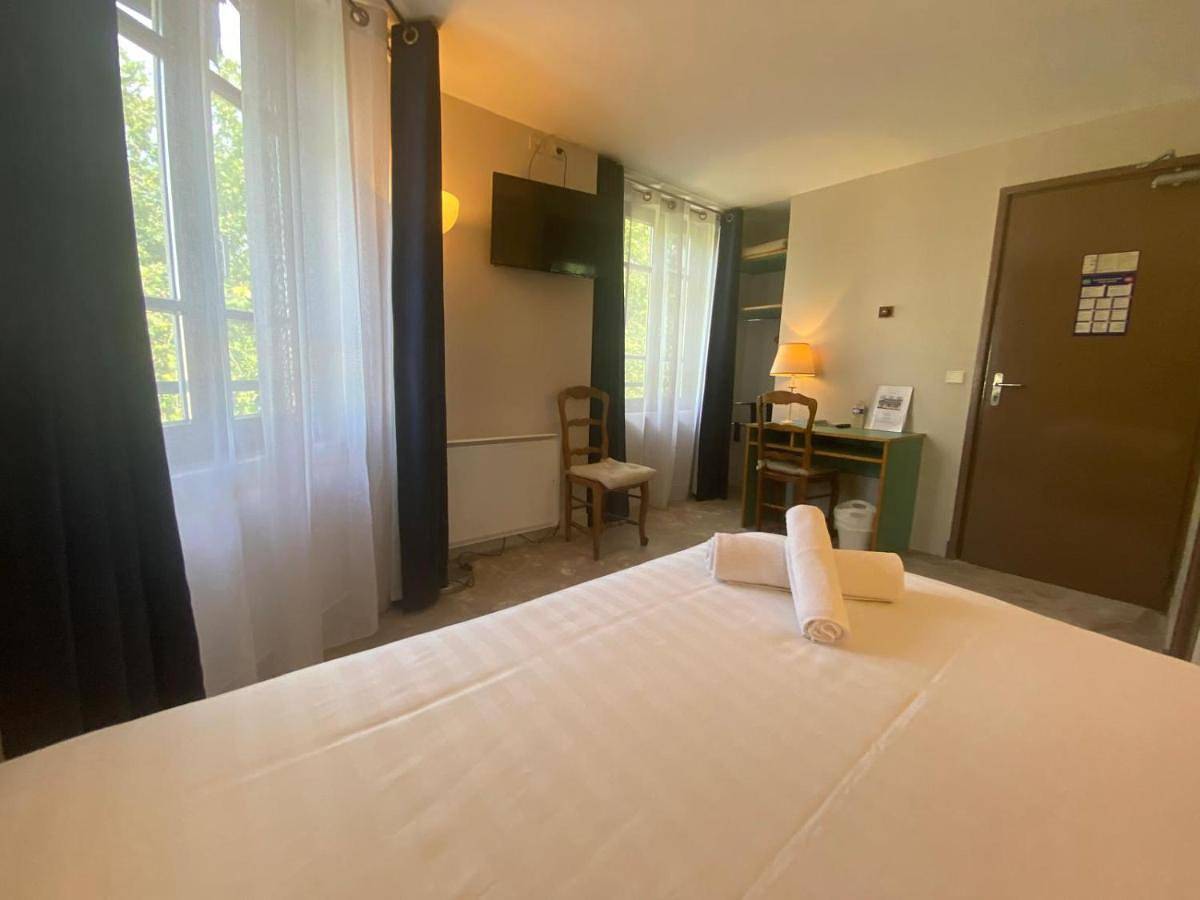 Hotel Paris Vesinet -ex Auberge des 3 Marches in Le Vésinet, Yvelines