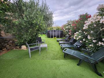 Gîte pour 4 personnes, avec piscine ainsi que jardin et vue à Meynes