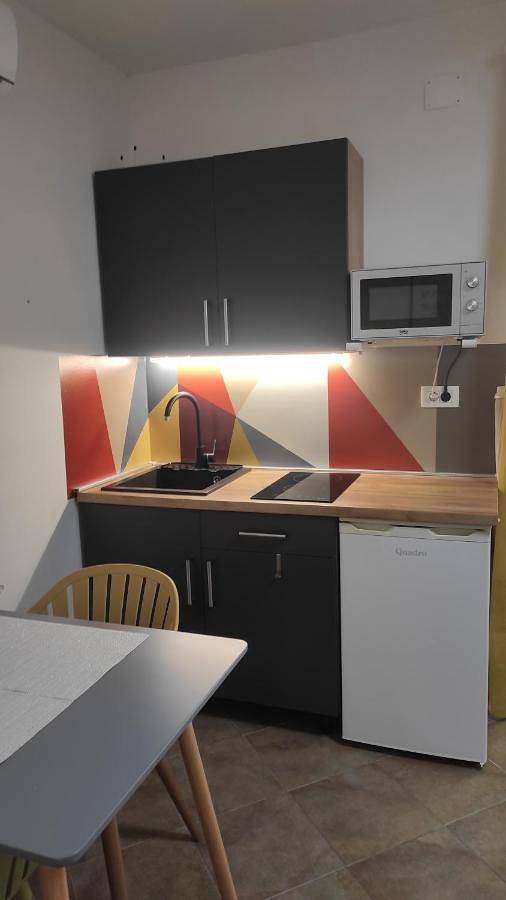 Double Room with Private Bathroom in Vela plaža, Baska