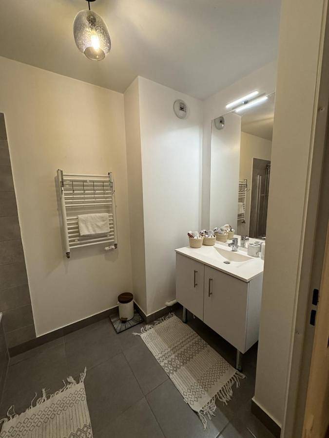 Appartement entier, Modern and cozy Stay I Terrace and Parking I 10 min by car Orly airport I Quick access to Paris in Thiais, Val-de-Marne