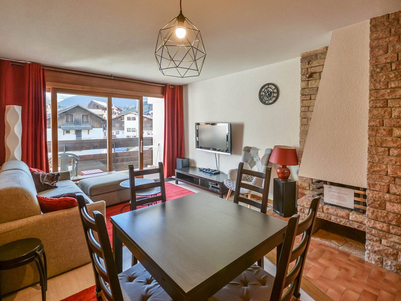 Entire studio, Spacious Studio for 4 with Balcony, Near Ski Lifts & Shops, Morzine Center in Morzine, Les Portes du Soleil