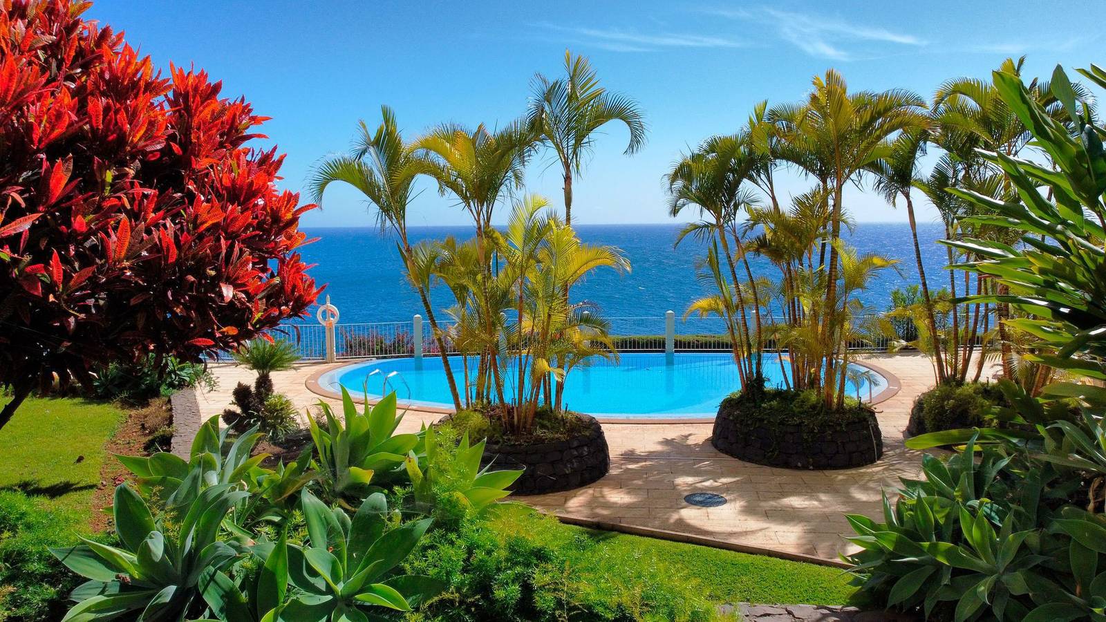 Entire apartment, Glorious Apartment by Lovelystay in São Martinho, Madeira