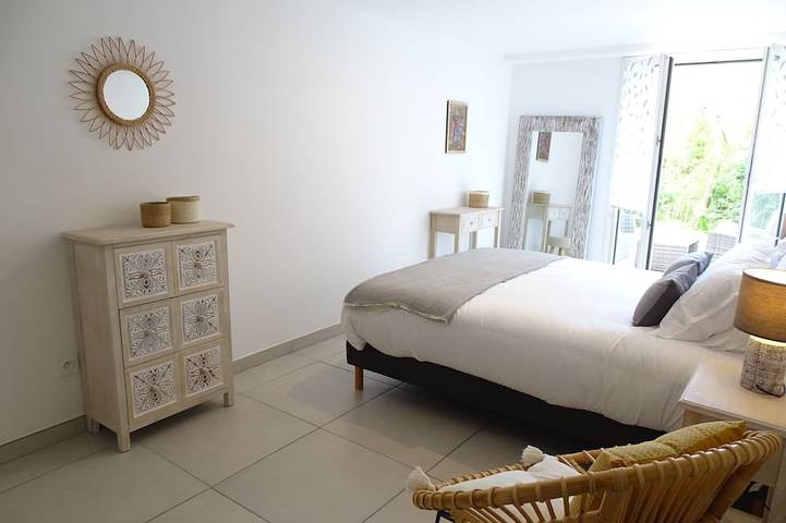 Location de vacances pour 2 personnes, avec terrasse ainsi que jacuzzi et jardin à Le Bar-sur-Loup - 3