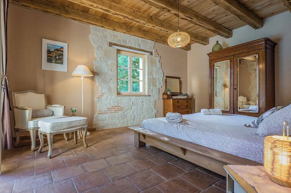 Villa Saint Cirque avec sa belle et grande piscine privée in Tour-de-Faure, Quercy