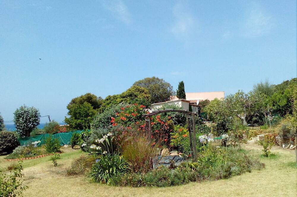 Appartement entier, Le charme et l'authenticité de la corse dans une résidence du bord de mer in Cargèse, Parc naturel régional de Corse