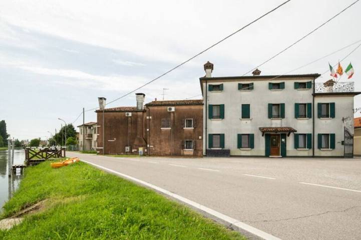 Apartamento entero, Apartamento en casa rural, Venecia. Dormitorio, baño, cocina completa / sala de estar. in Malcontenta, Mira