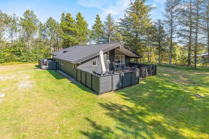 Ferienhaus für 8 Personen, mit Balkon/Terrasse und Whirlpool sowie Terrasse in Houstrup Strand