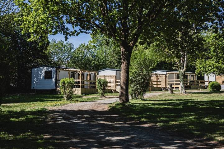 Location de vacances pour 6 personnes, avec terrasse et jardin ainsi que piscine et vue à Bourseul
