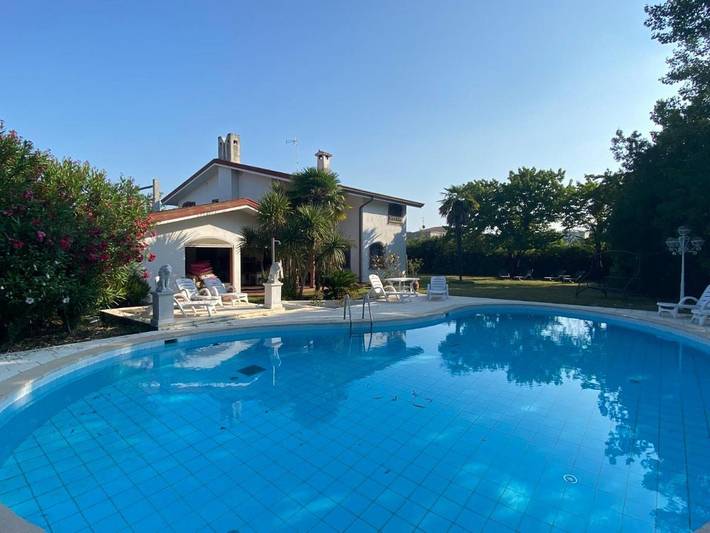 Location de vacances pour 12 personnes, avec piscine ainsi que jacuzzi et jardin dans Bevazzana