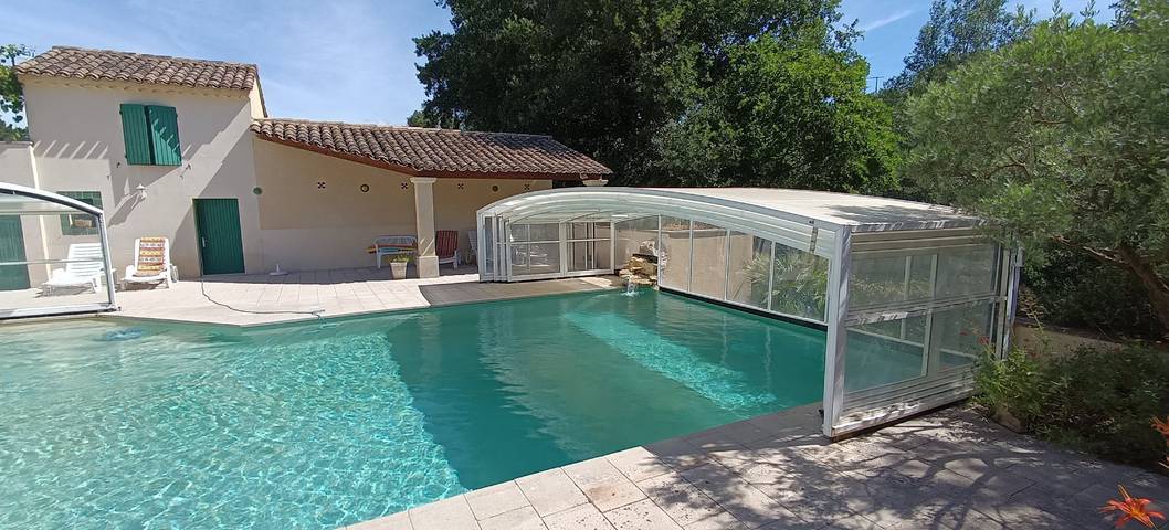 Gîte pour 4 personnes, avec terrasse ainsi que jardin et piscine