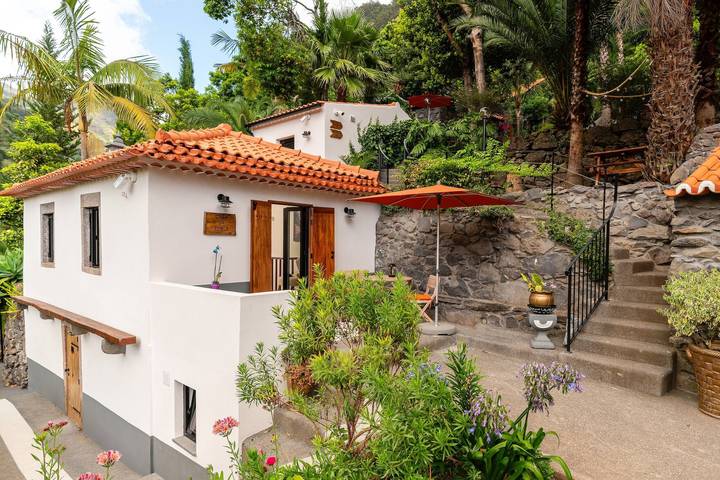 Casa vacanze 'Edele's House' con vista montagna, terrazza privata e Wi-Fi in Pináculo, Tabua