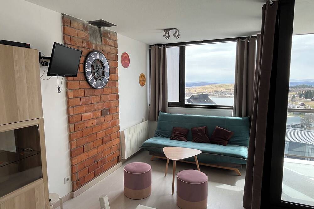 Geheel appartement, 6/8-person apartment, south-facing, in resort center  in Super Besse, Besse-et-Saint-Anastaise