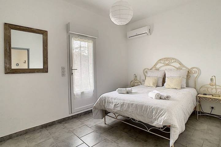 Gîte pour 6 personnes, avec terrasse à Sénas - 4