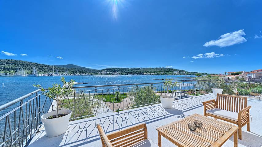 Ferienhaus für 10 Personen, mit Balkon und Pool in Sutomiscica