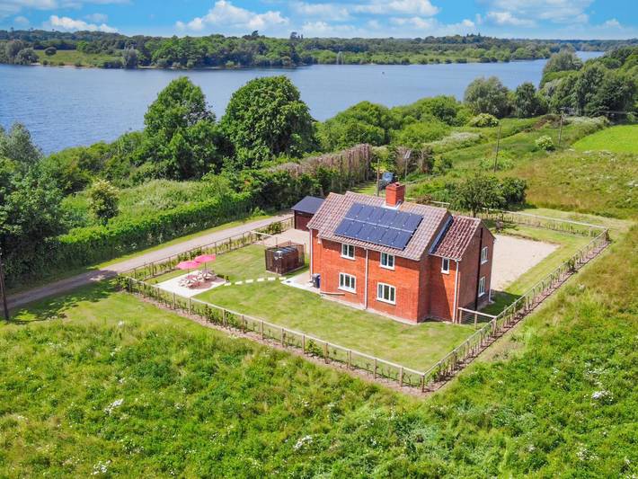 Log cabin for 10 people, with garden, with pets in Suffolk