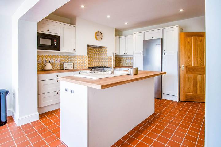 Vacation rental for 4 people, with ocean view and yard in Mumbles