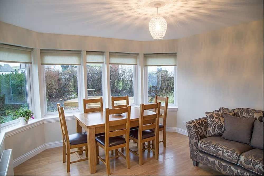 Stunning sea view, 1 minute to beach & conservation village Sleeps 6, 3 bedrooms in Port Charlotte (Islay), Argyll & Bute