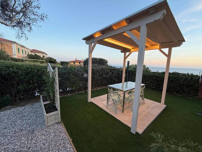 Appartamento per 4 persone, con Terrazza e Giardino nonché Panorama a Castiglioncello