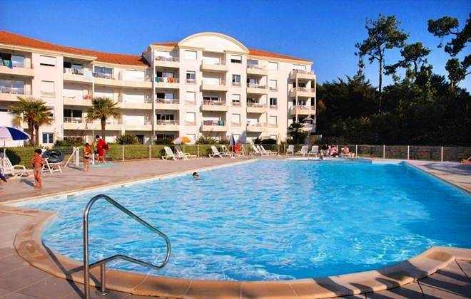 Appart’hôtel pour 5 personnes, avec piscine ainsi que vue et terrasse, animaux acceptés