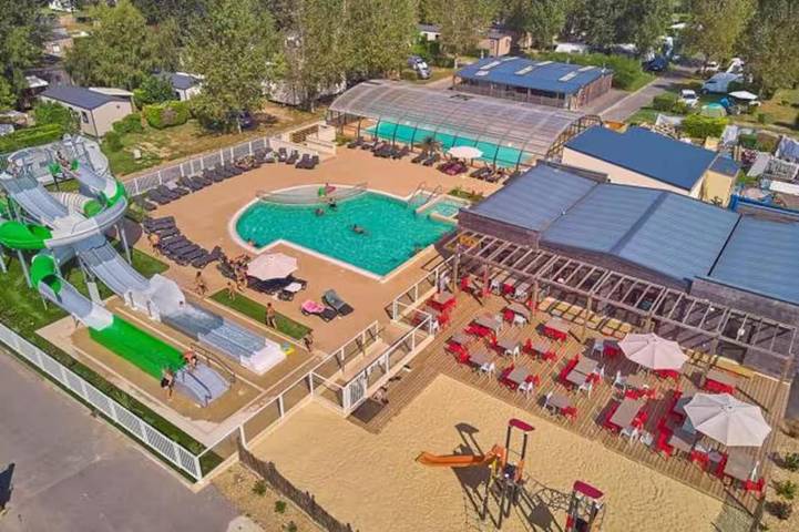 Camping pour 5 personnes, avec piscine et jardin ainsi que jacuzzi et terrasse