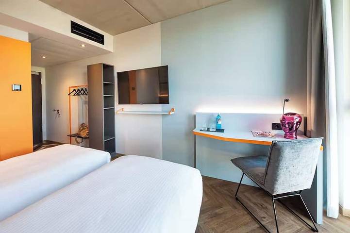 Comfortable Superior Double Stay with Workspace | Pets are Allowed in Waiblingen, Rems-Murr-Kreis