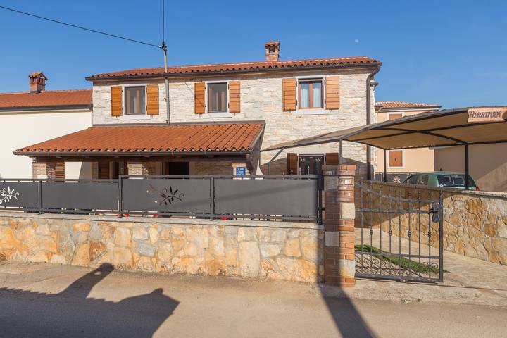 Ganze Wohnung, 2-Zimmer-Ferienwohnung mit Terrasse Tar, Porec -a in Tar (Kroatien), Tar-Vabriga