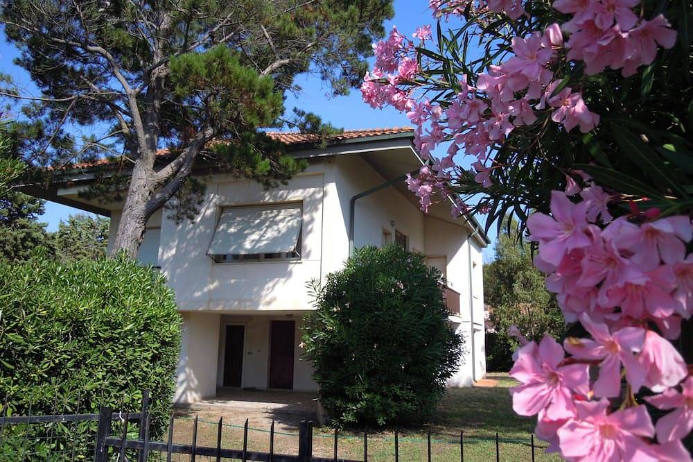 Villa 50 Meter vom Strand Giannella, einen großen Garten in Giannella, Grosseto Provinz